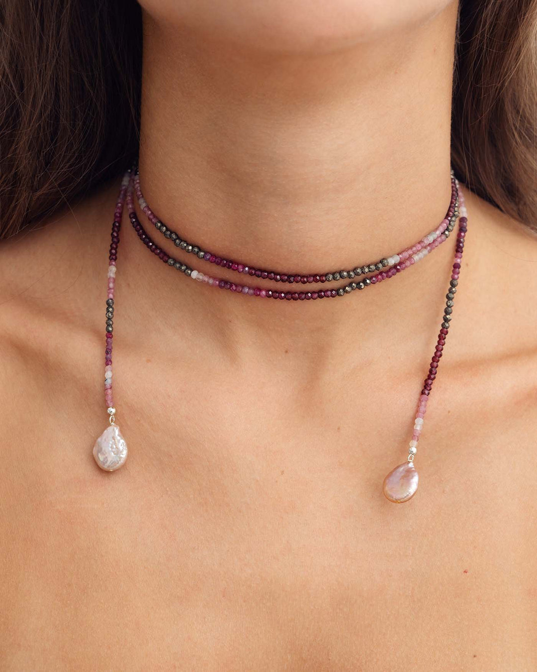 collana lariat bordeaux senza chiusura indossata con due giri