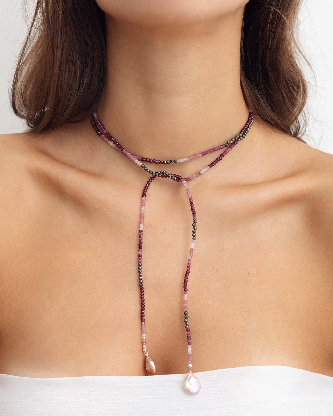 collana lariat bordeaux senza chiusura indossata annodata