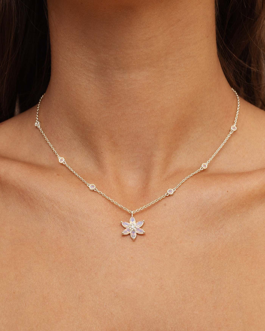 close up indossato collana waterlily argento