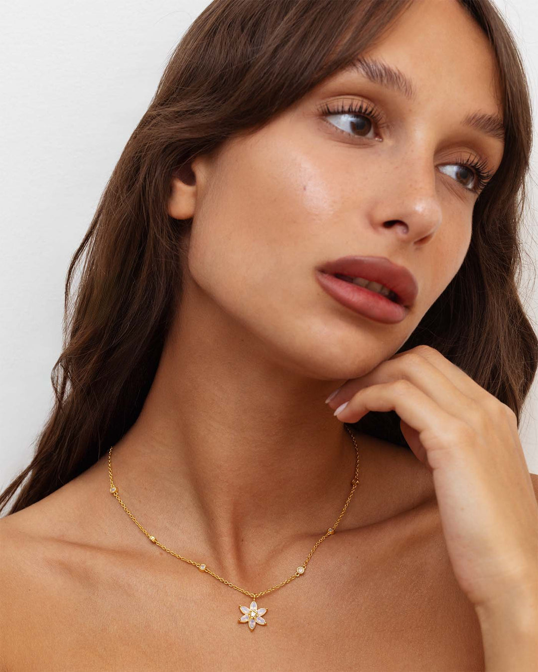 modella indossa collana waterlily oro