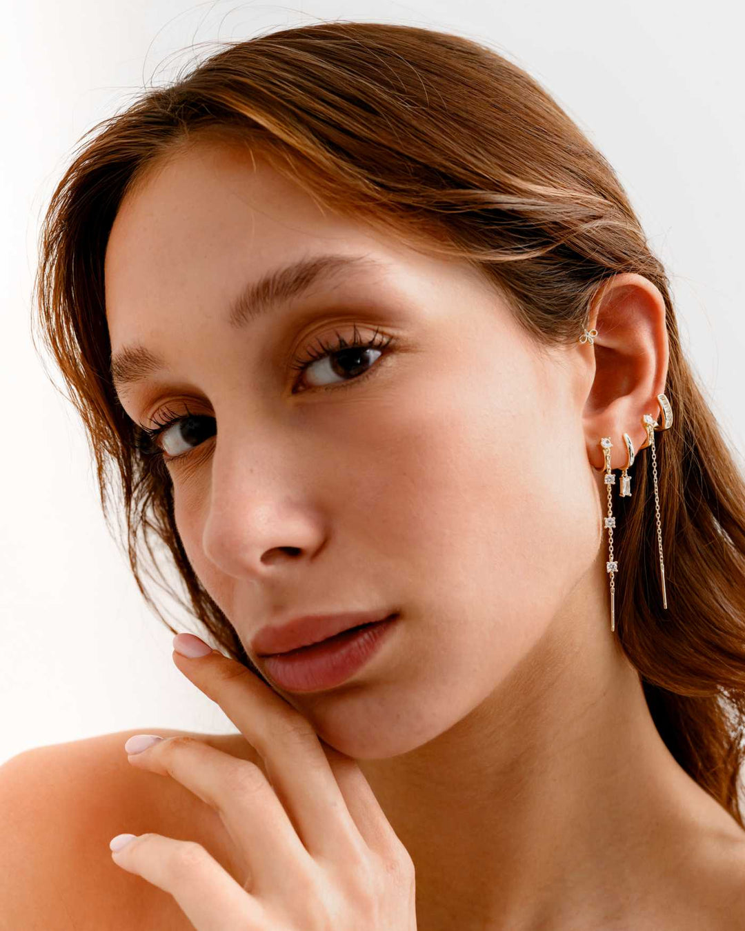 modella indossa Ear Cuff con Pendenti in Argento