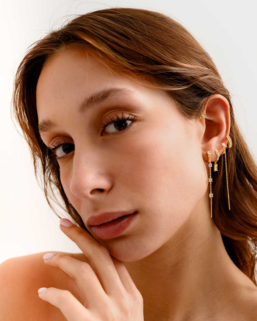 modella indossa Ear Cuff con Pendenti oro