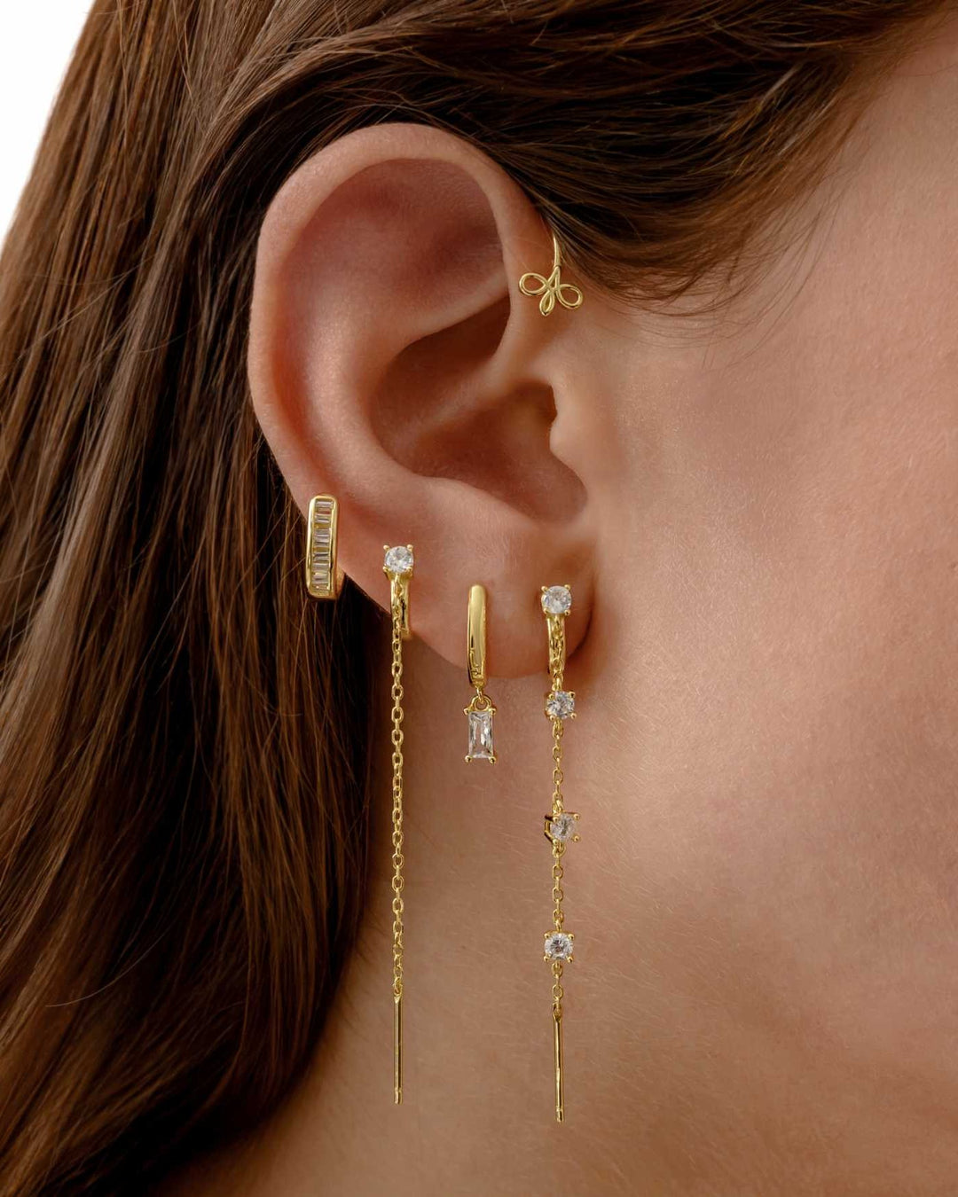 close up indossato Ear Cuff con Pendenti oro