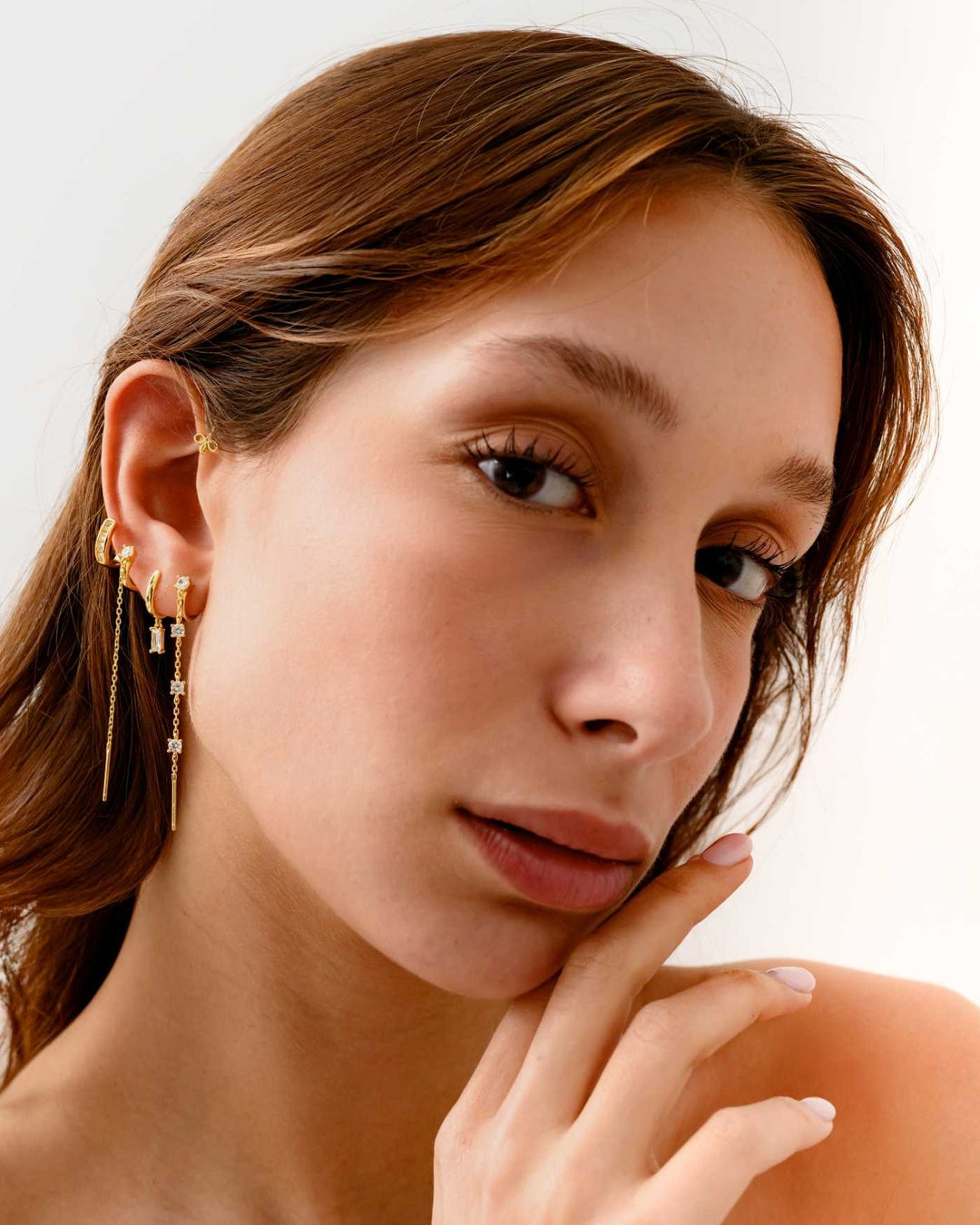 modella indossa Ear Cuff con Pendenti oro