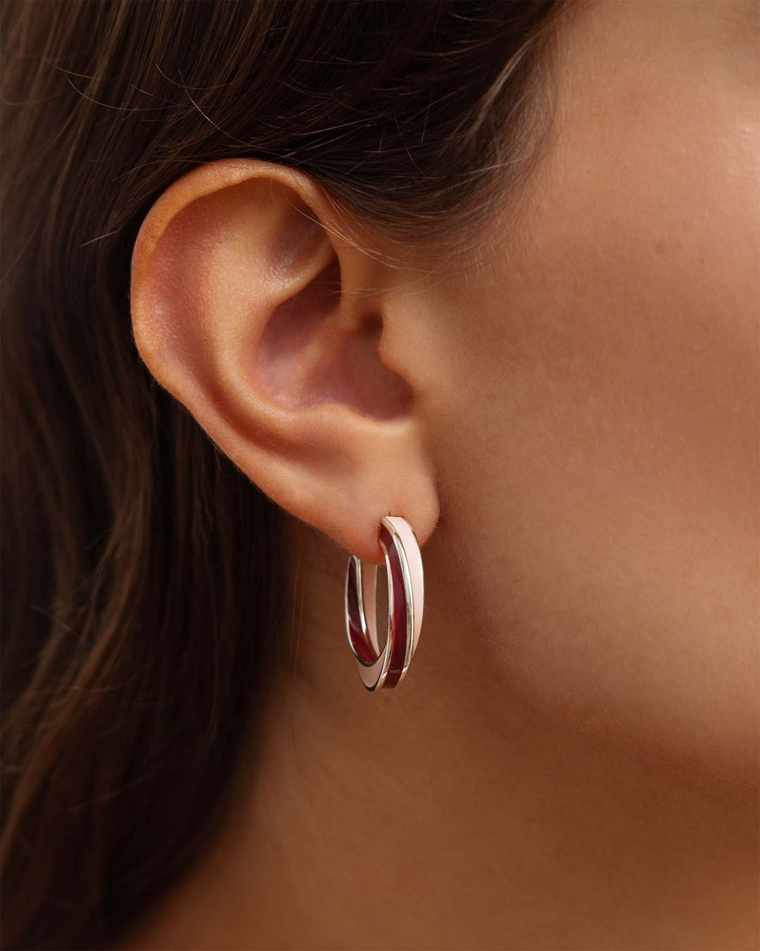 close up dell'hoop berry argento indossato