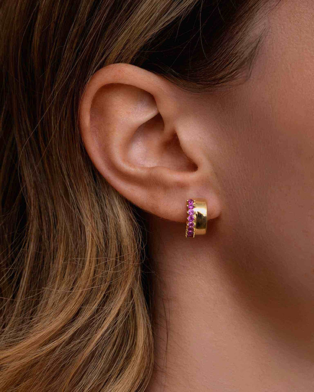 close up indossato Orecchino a Cerchio Spesso con Zirconie Fucsia oro