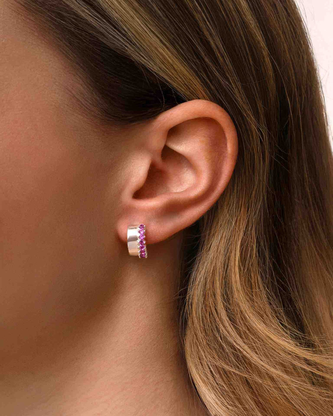 close up indossato Orecchino a Cerchio Spesso con Zirconie Fucsia argento