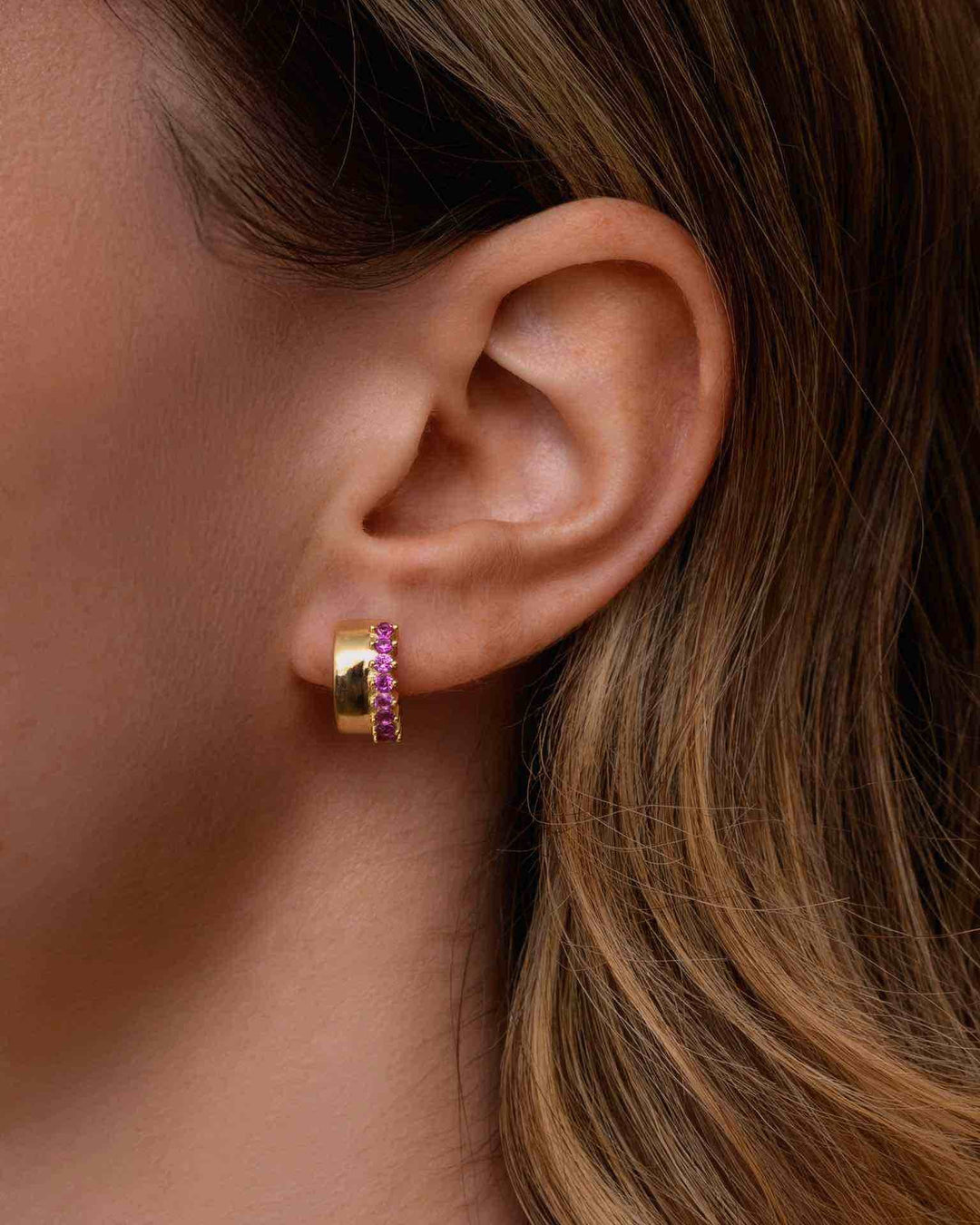 close up indossato Orecchino a Cerchio Spesso con Zirconie Fucsia oro