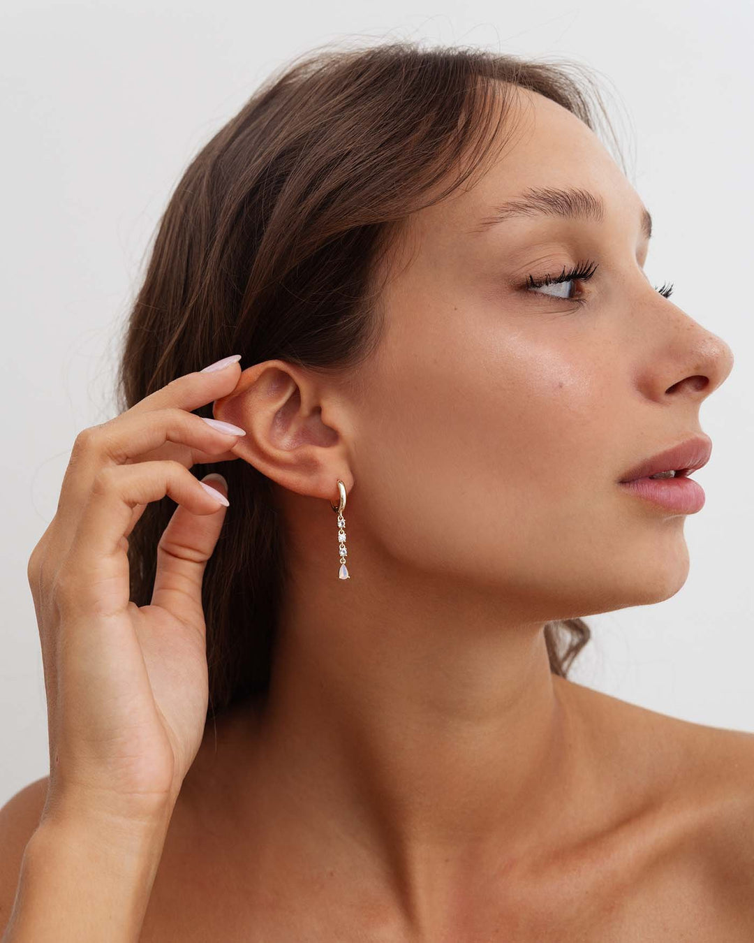 modella indossa hoop floral argento