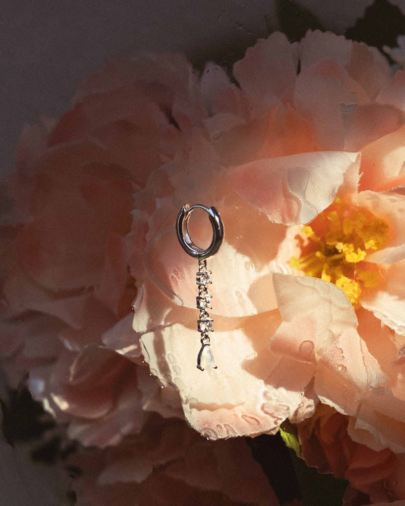 Orecchino vintage con fiore di loto e opale – Tempio Zen Orecchino vintage con fiore di loto e opale – Tempio Zen