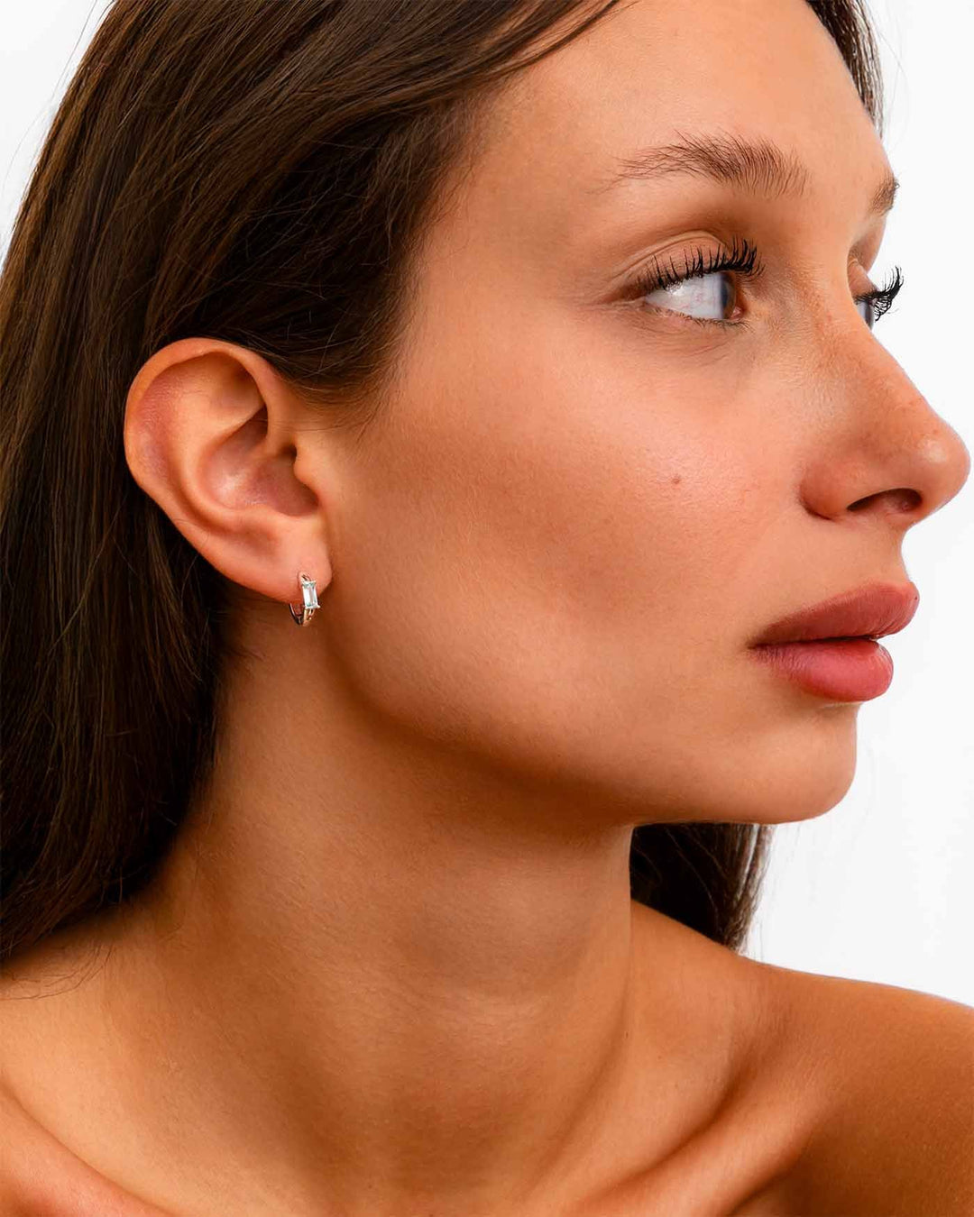 modella indossa hoop luce baguette argento