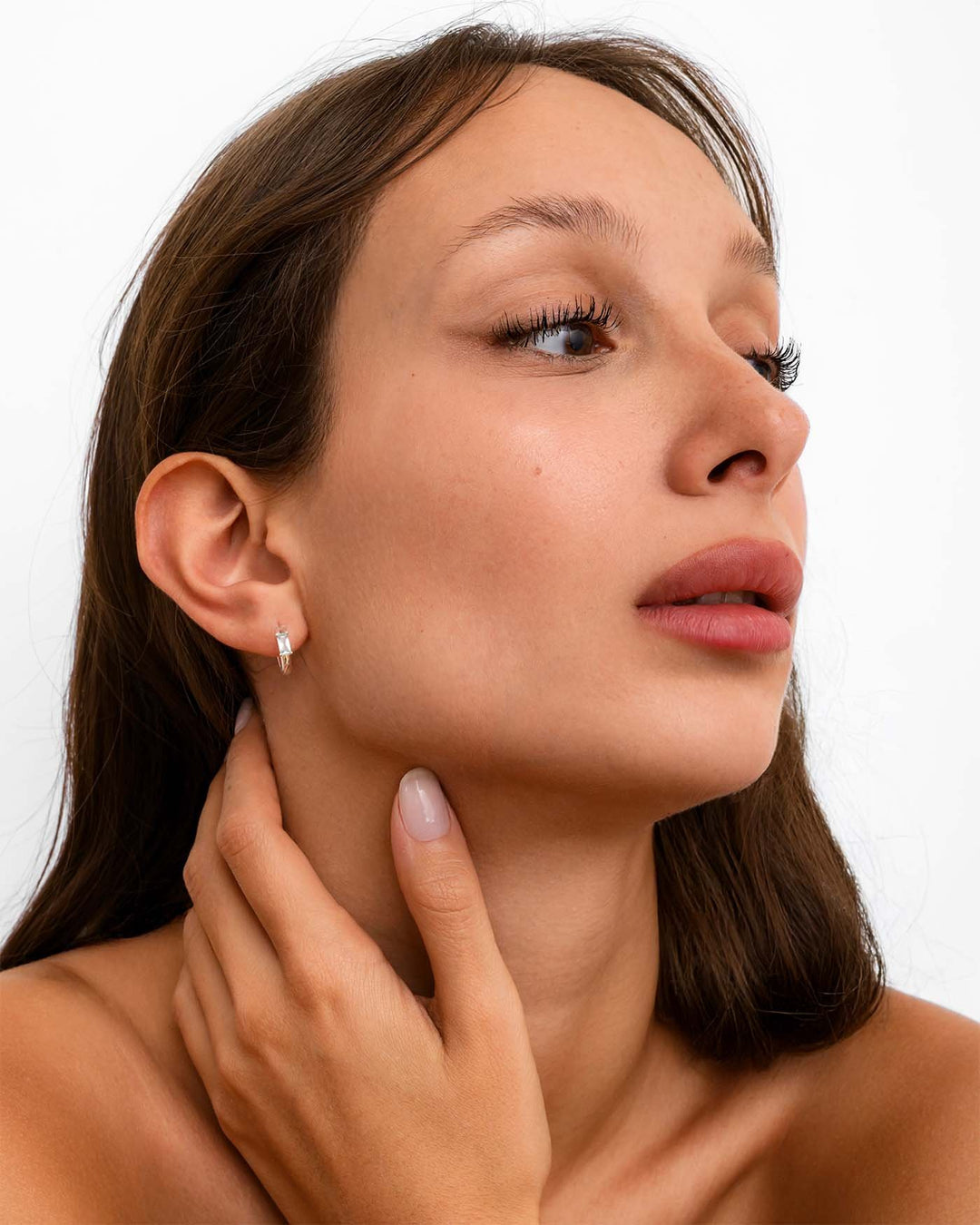 modella indossa hoop luce baguette argento
