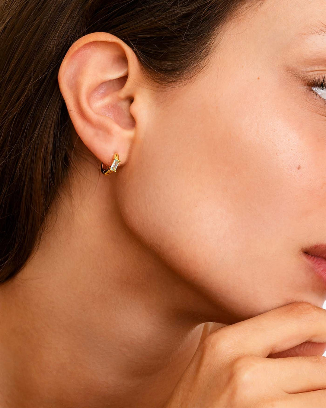 close up indossato hoop luce baguette oro