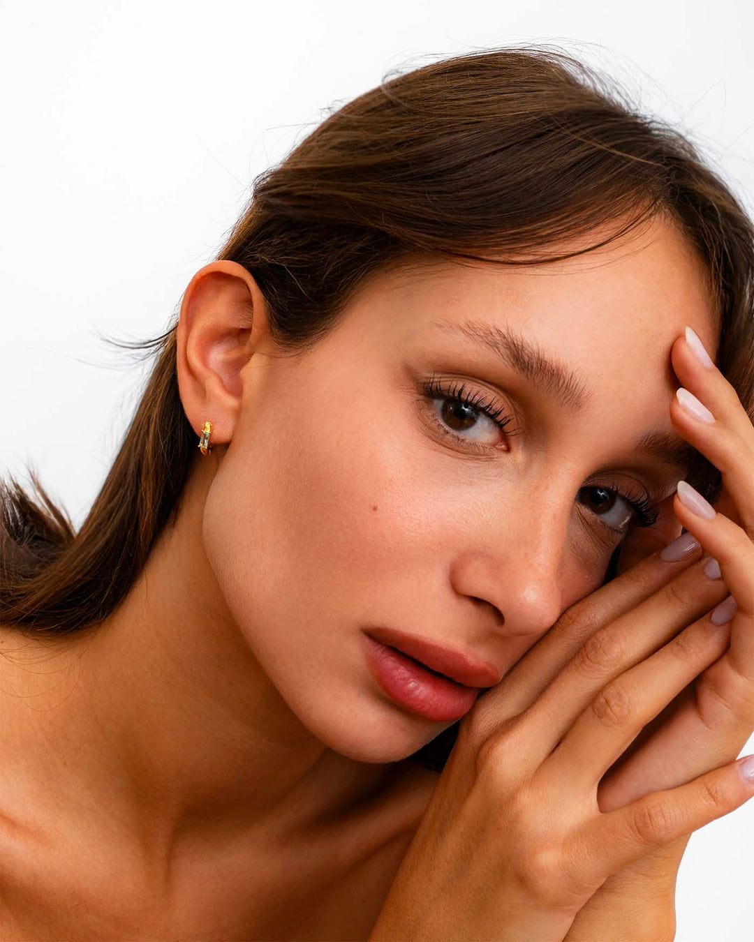 modella indossa hoop luce baguette oro