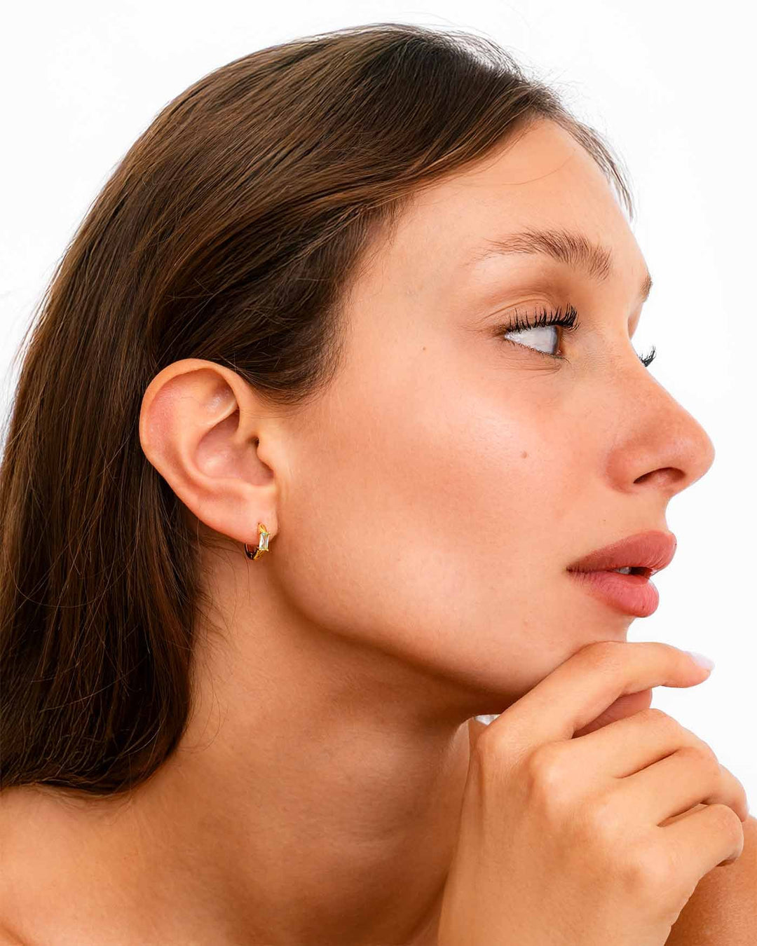 modella indossa hoop luce baguette oro