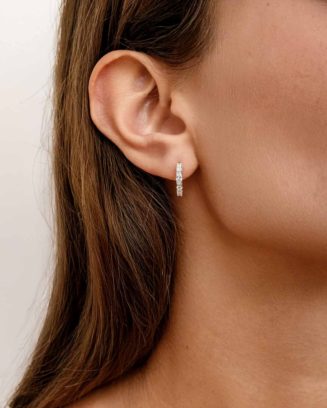 close up indossato hoop marquise argento