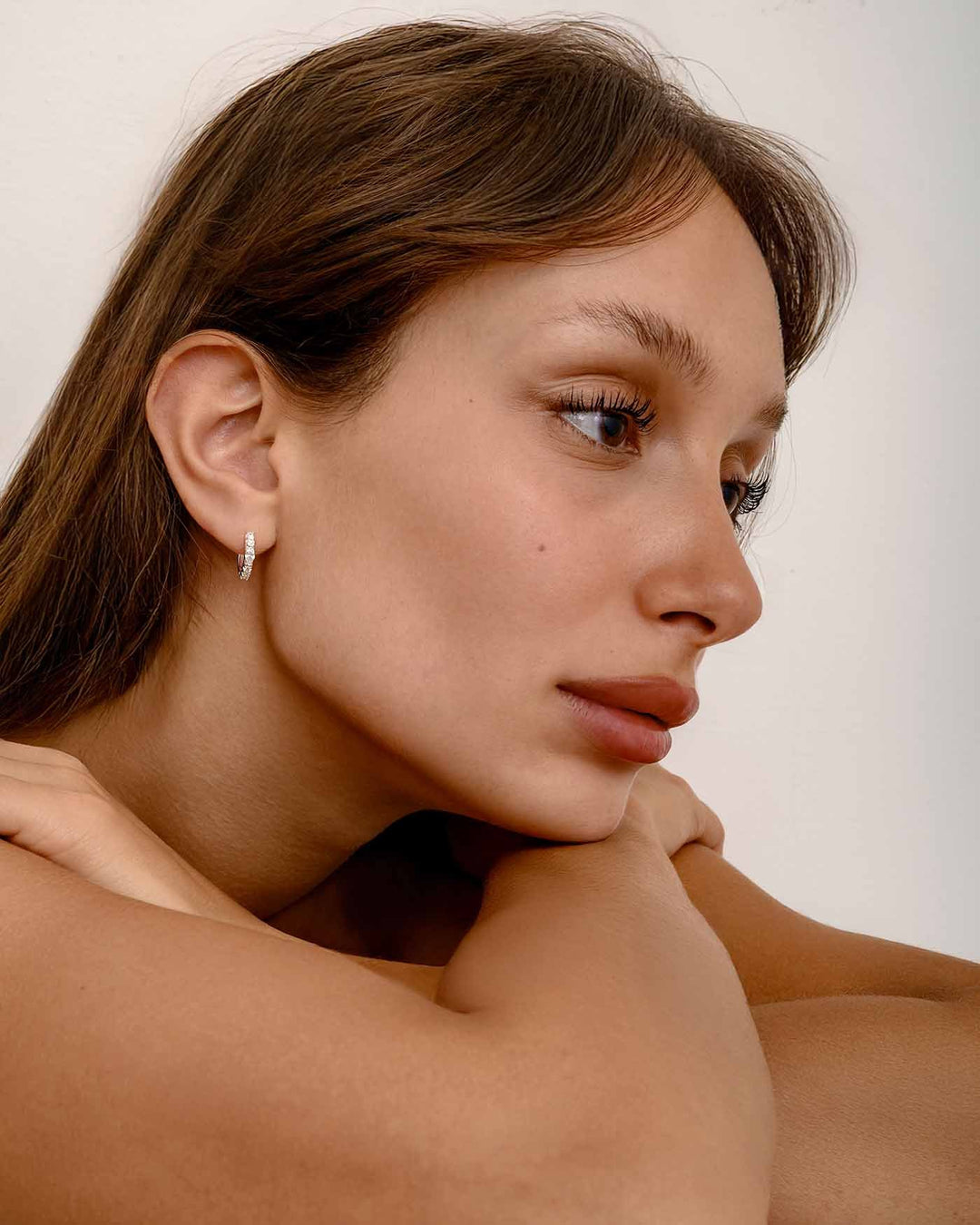 modella indossa hoop marquise argento