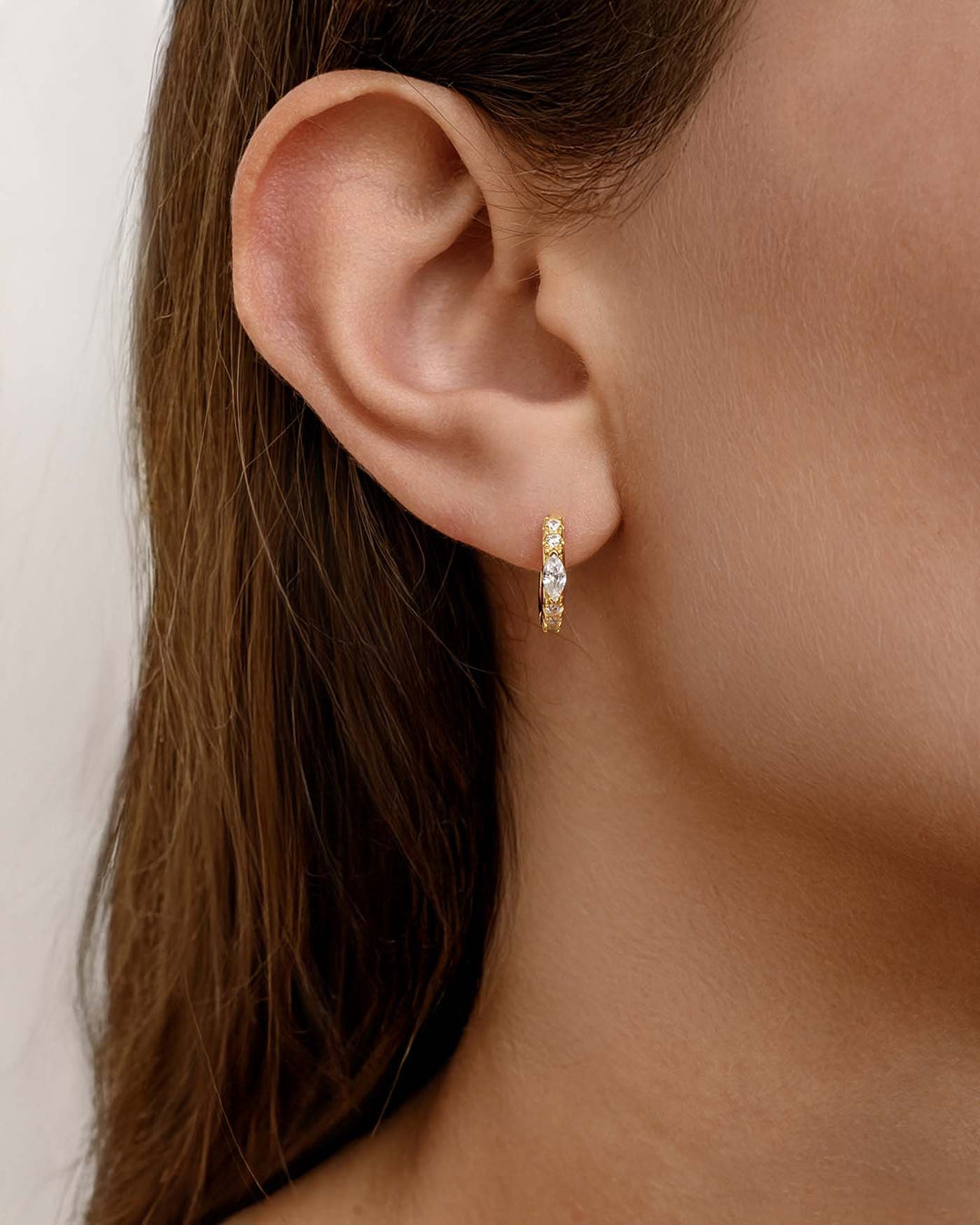 close up indossato hoop marquise oro
