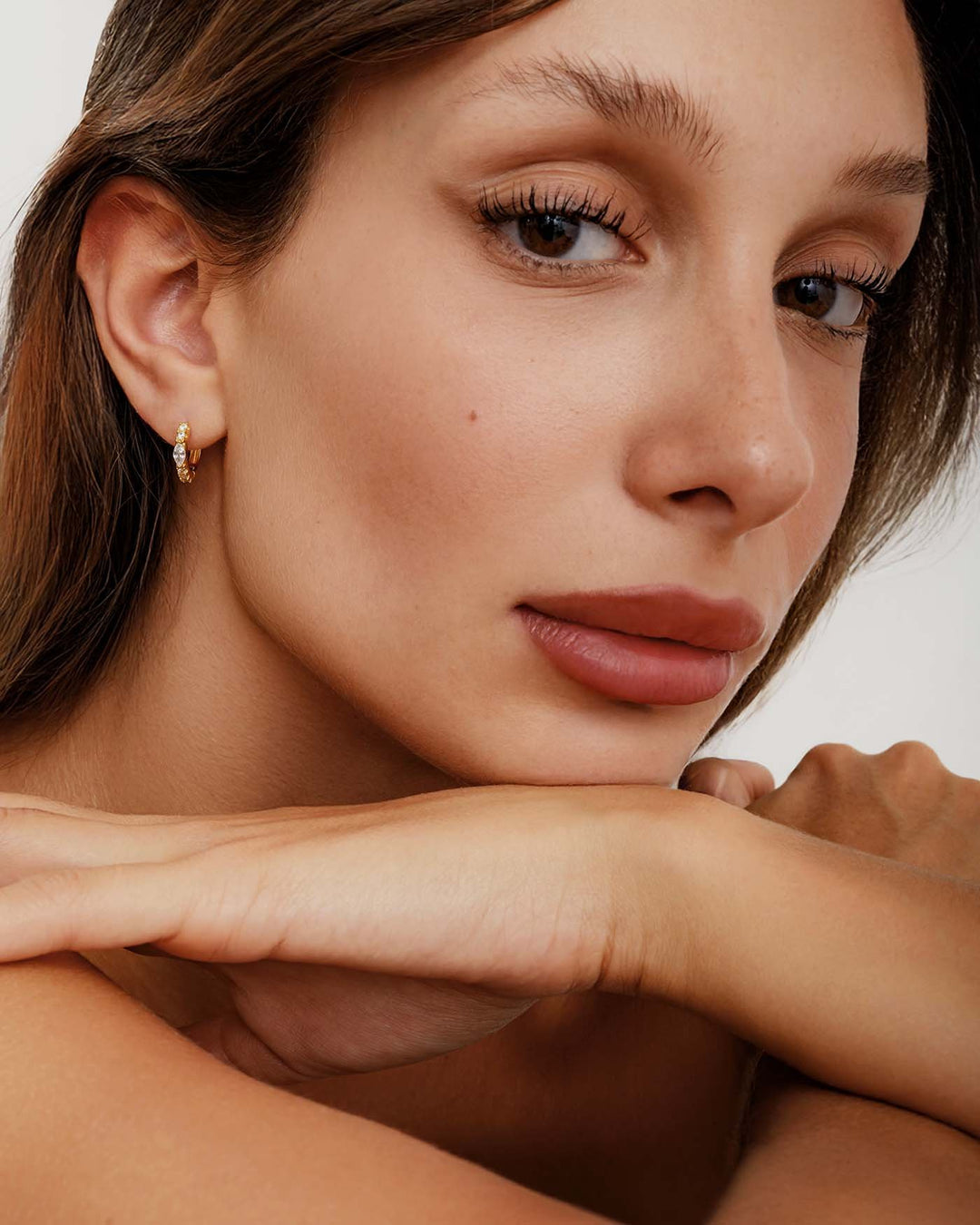 modella indossa hoop marquise oro