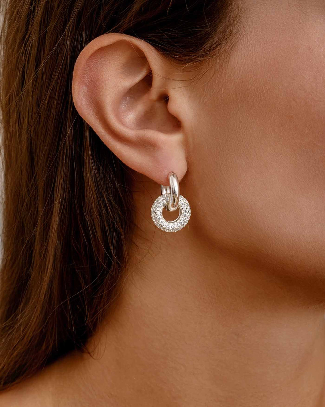 modella che indossa hoop plump