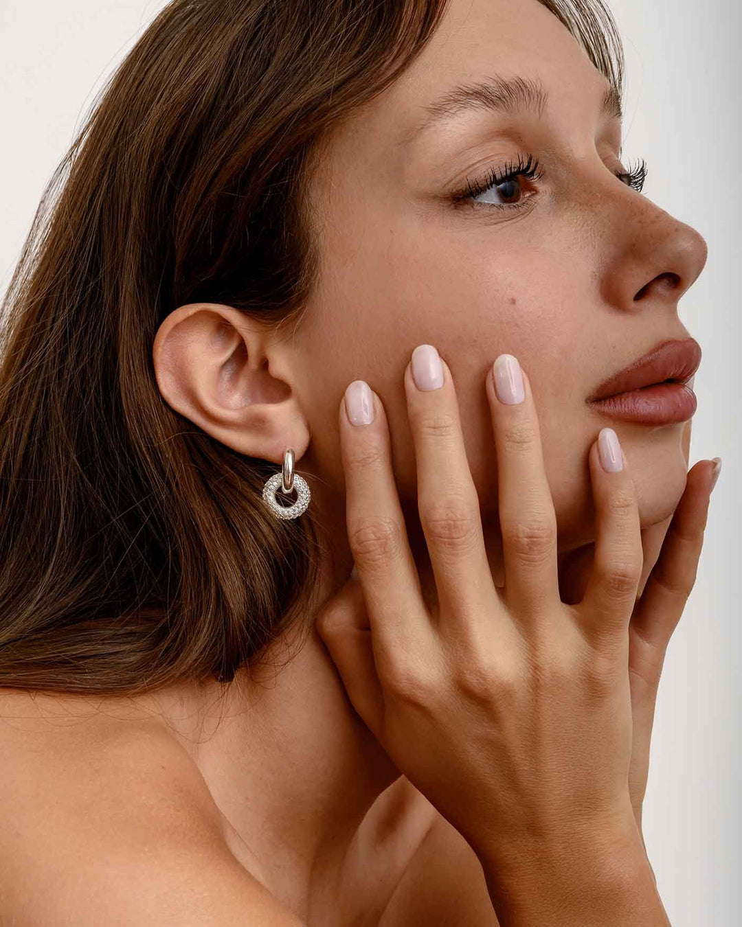 modella che indossa hoop plump