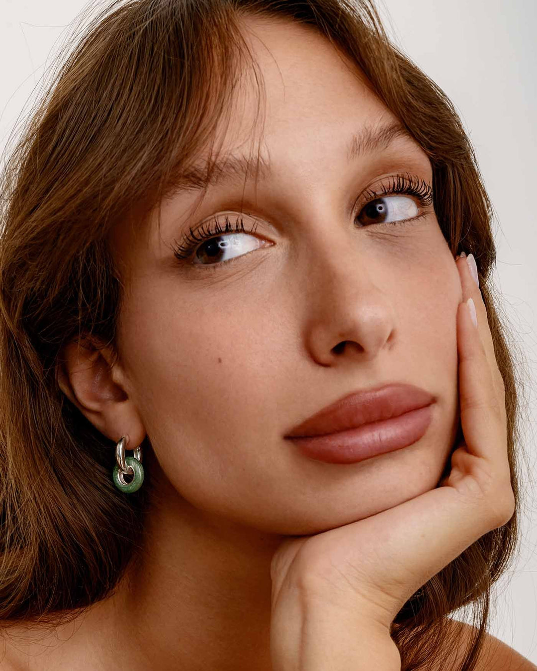 modella che indossa hoop plump salvia argento