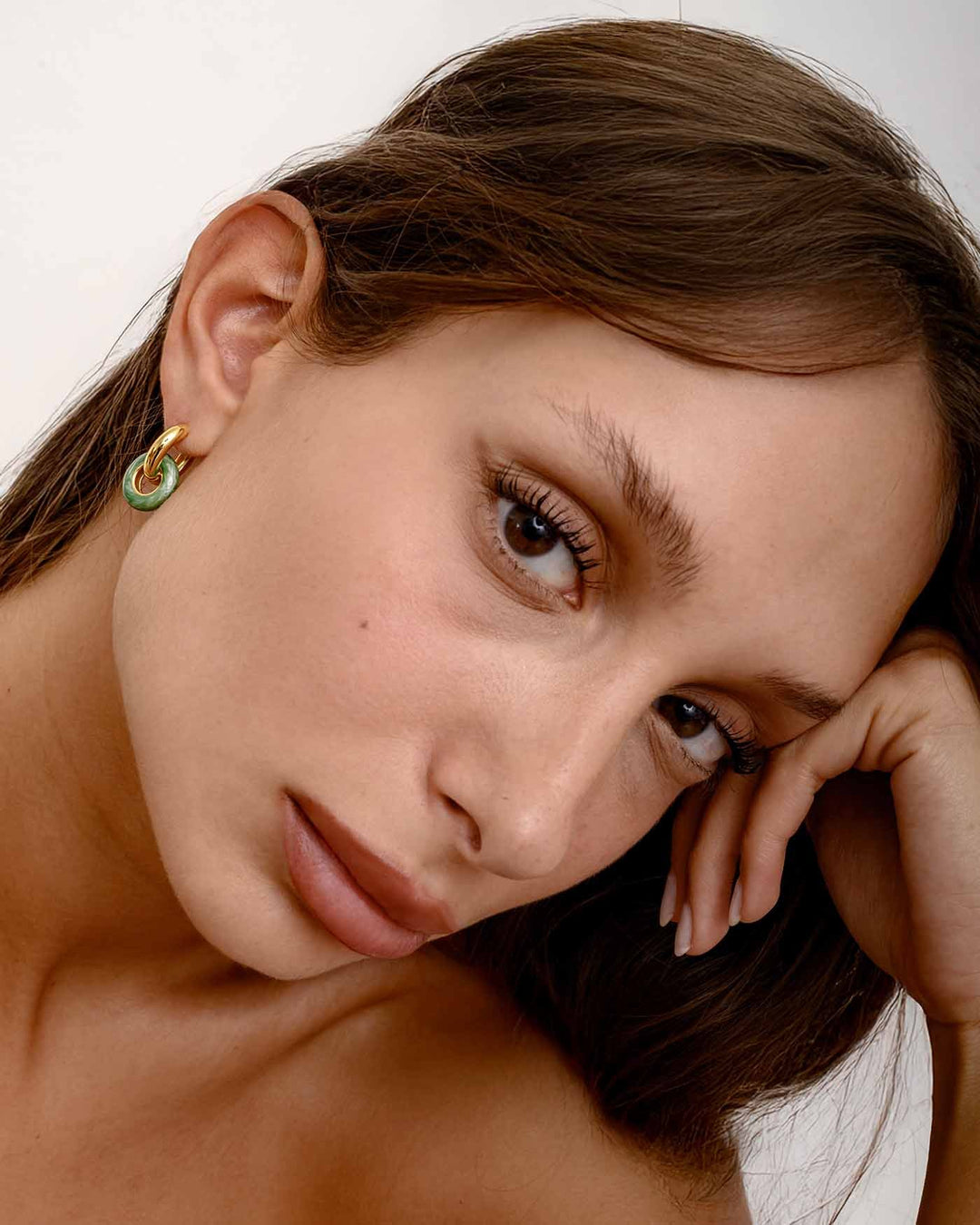 modella che indossa hoop plump salvia oro