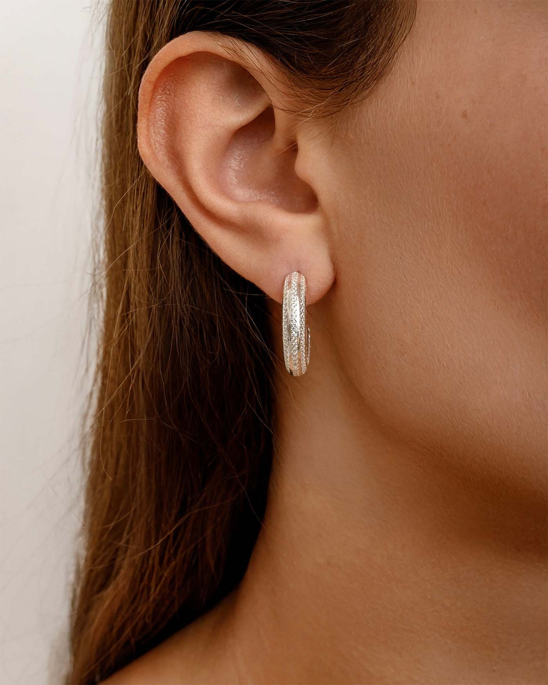 close up indossato hoop stripe argento