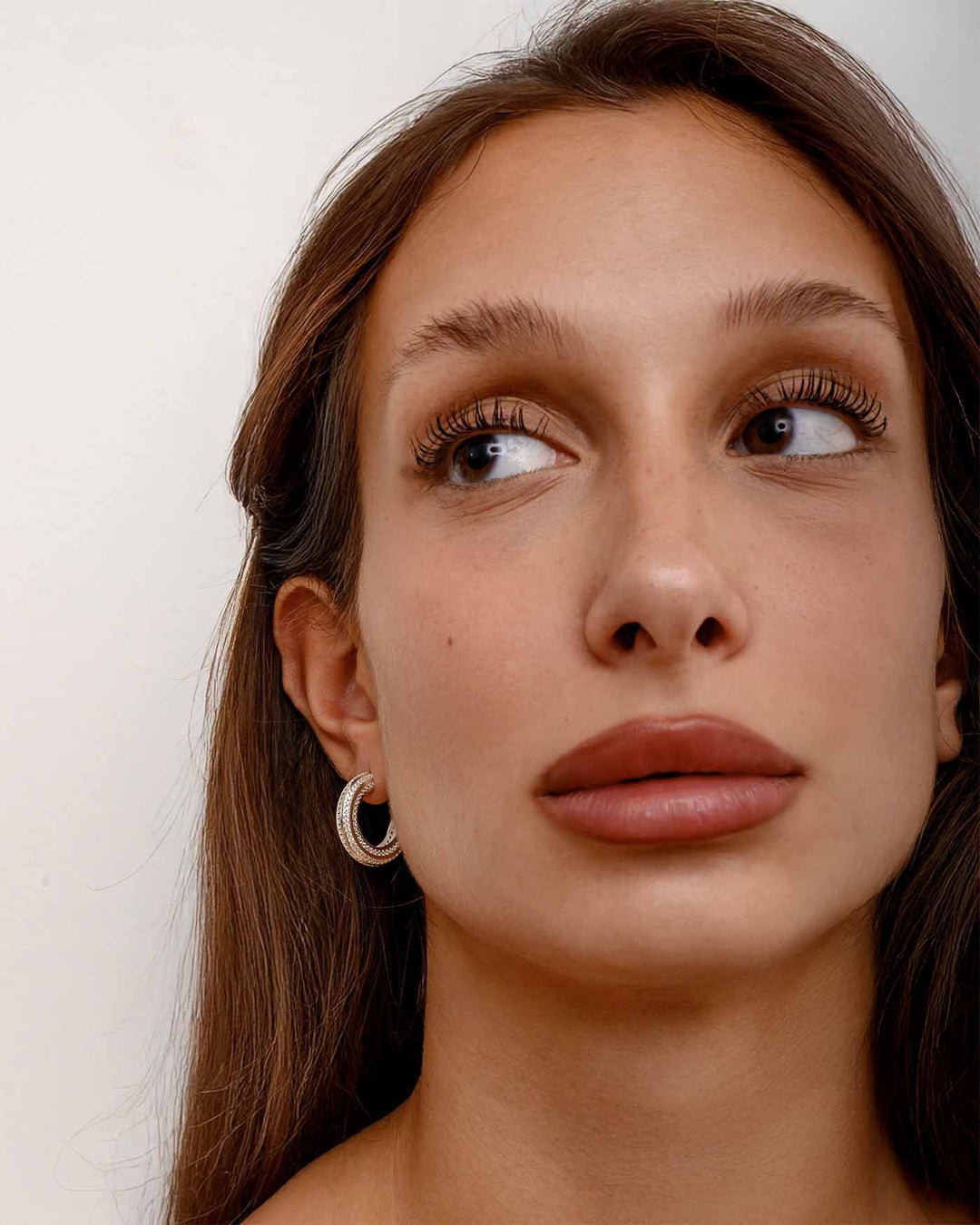 modella indossa hoop stripe argento