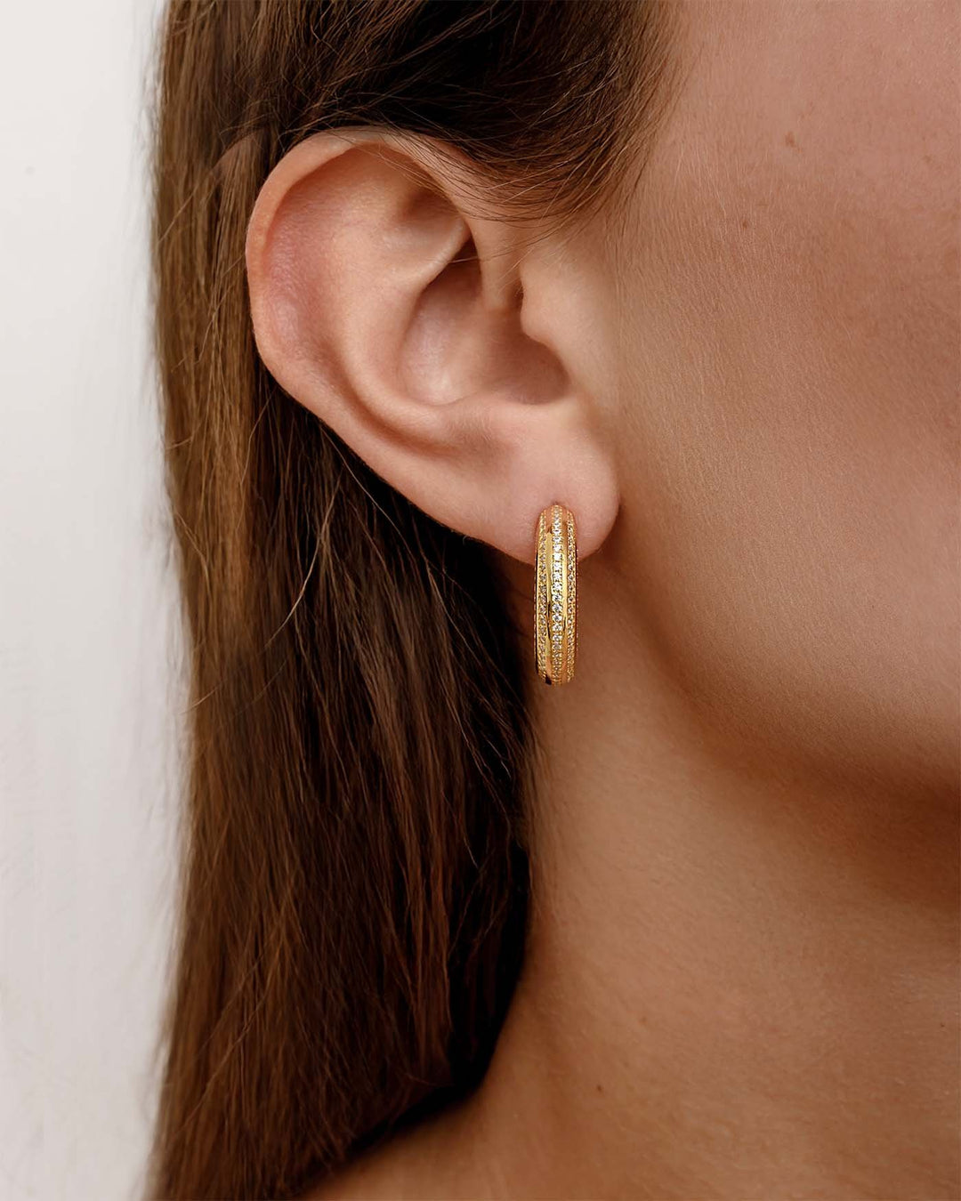 close up indossato hoop stripe oro