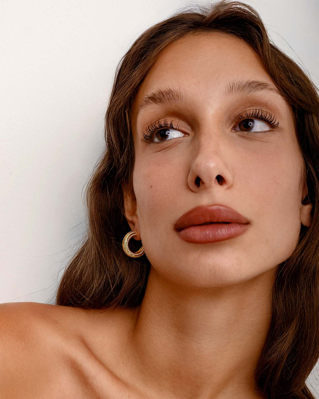 modella indossa hoop stripe oro