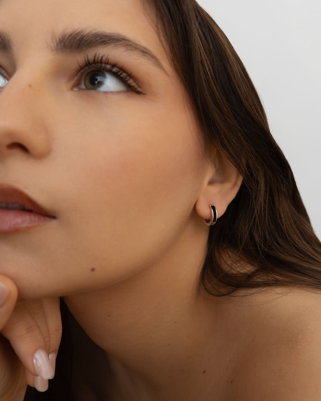 foto editoriale dell'hoop zirconia nero argento indossato
