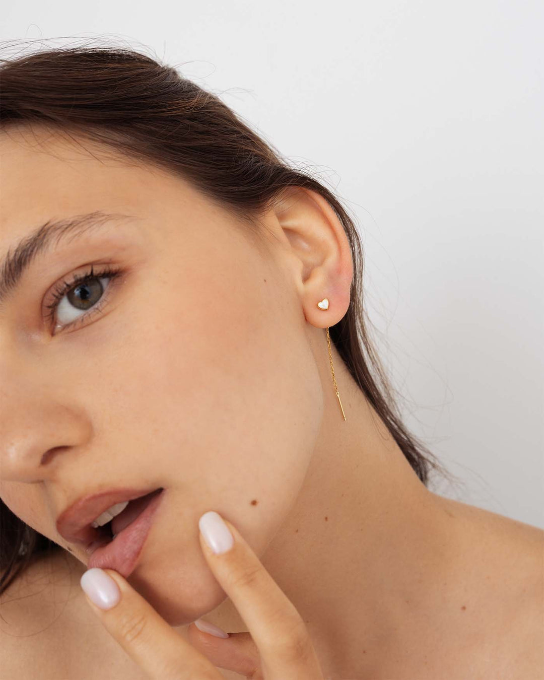 lovli cuore madreperla placcato oro indossato su modella