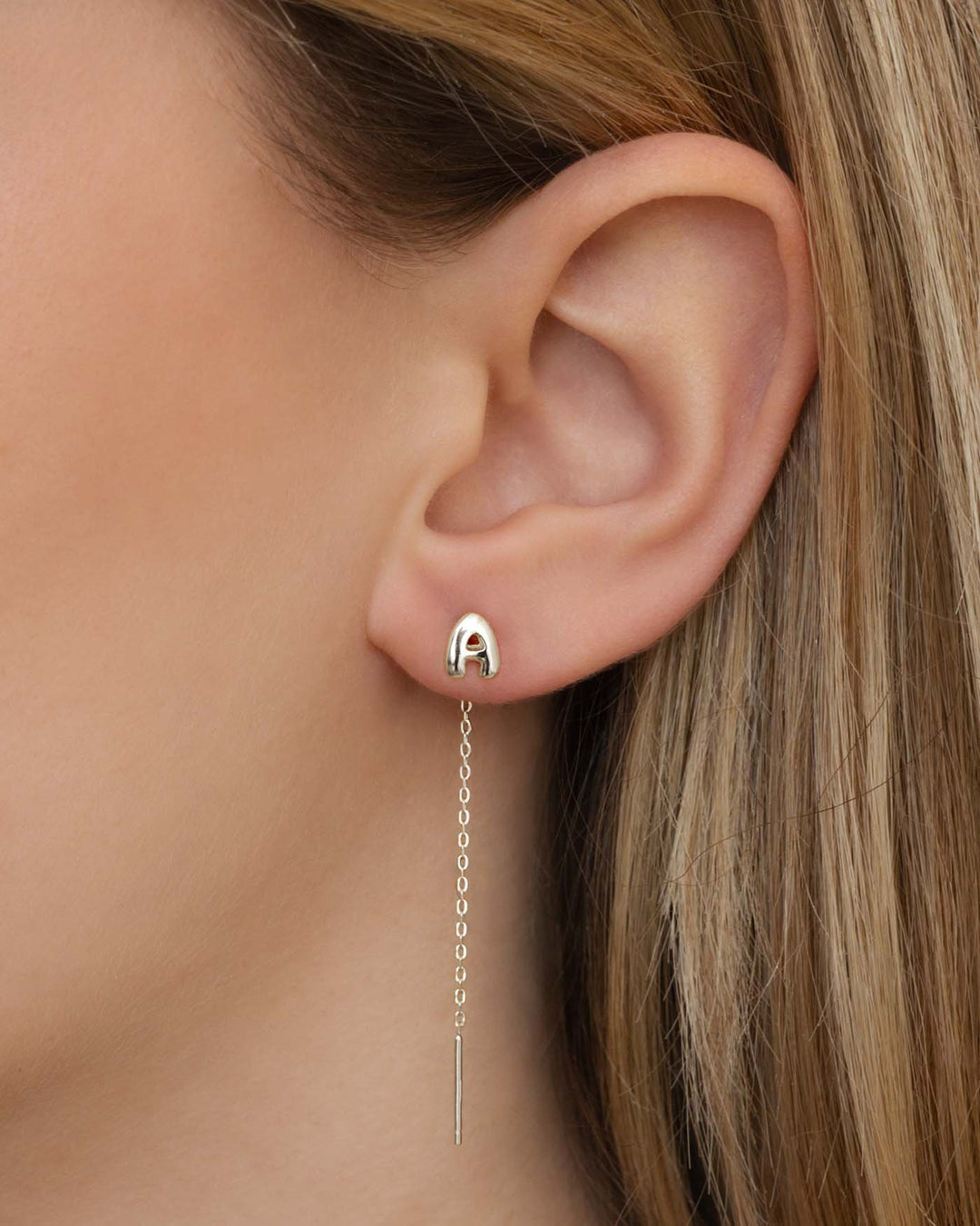 close up del lovli letterina a argento indossato