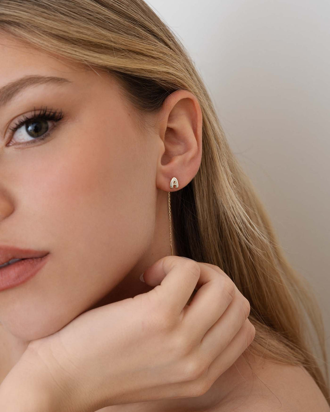 lovli letterina a argento indossato su modella