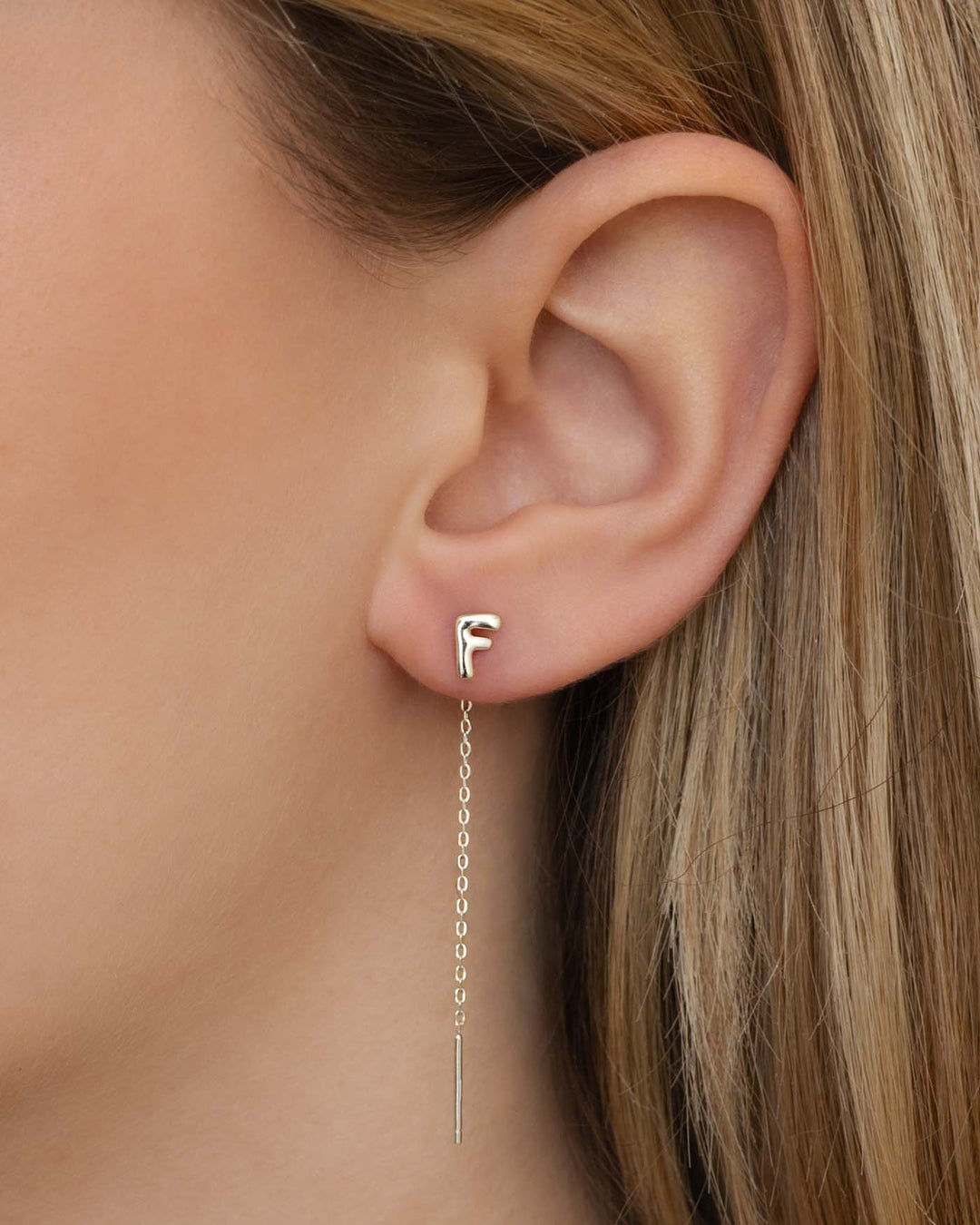close up del lovli letterina f argento indossato 