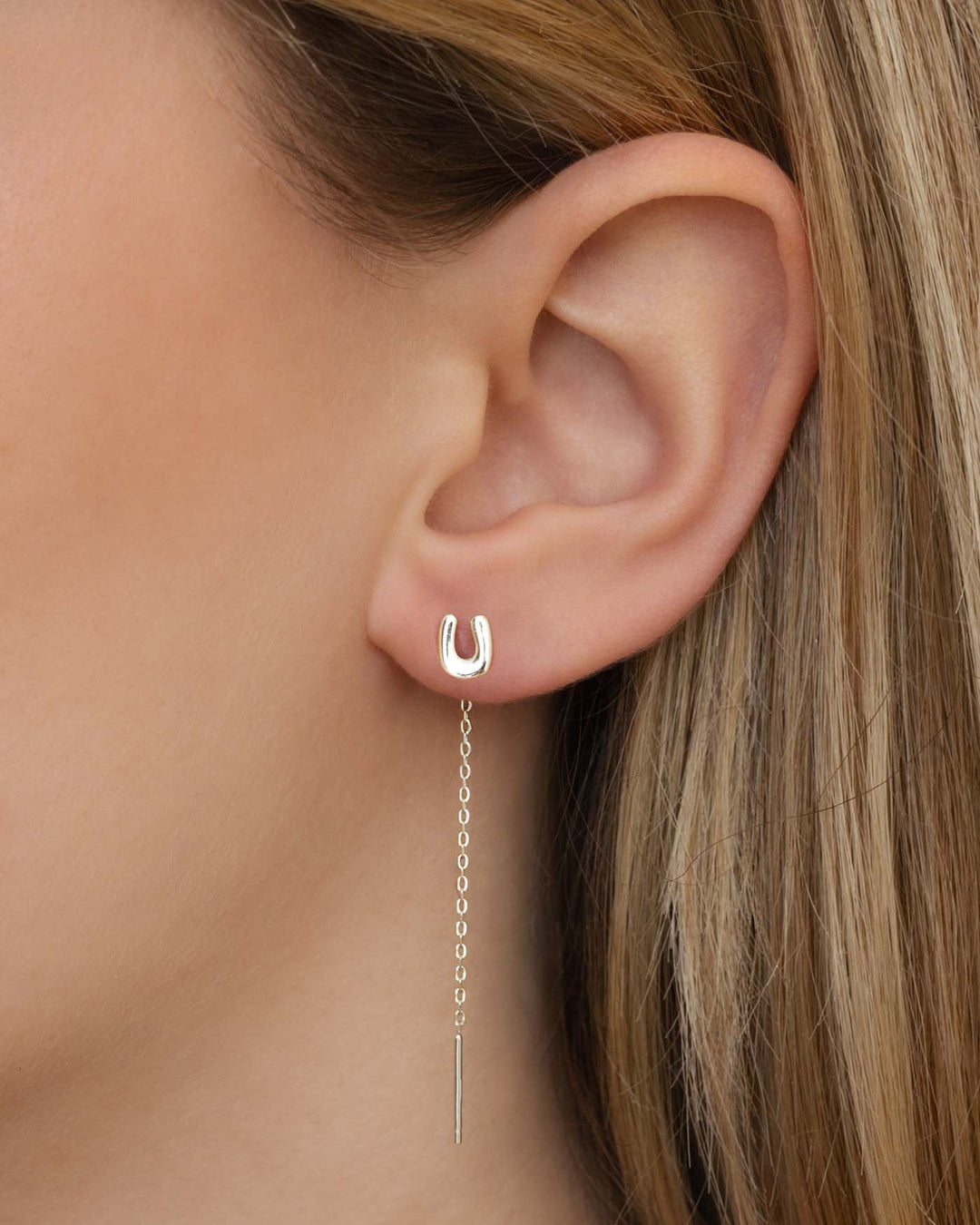 close up del lovli letterina u argento indossato