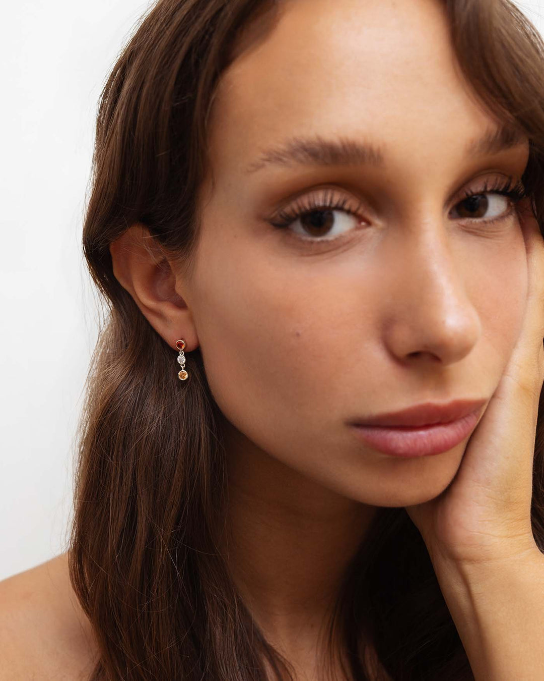 orecchino autumn argento indossato su modella