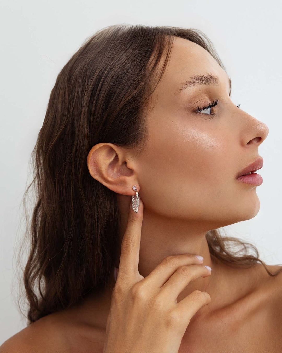 modella indossa orecchino bond fairy argento