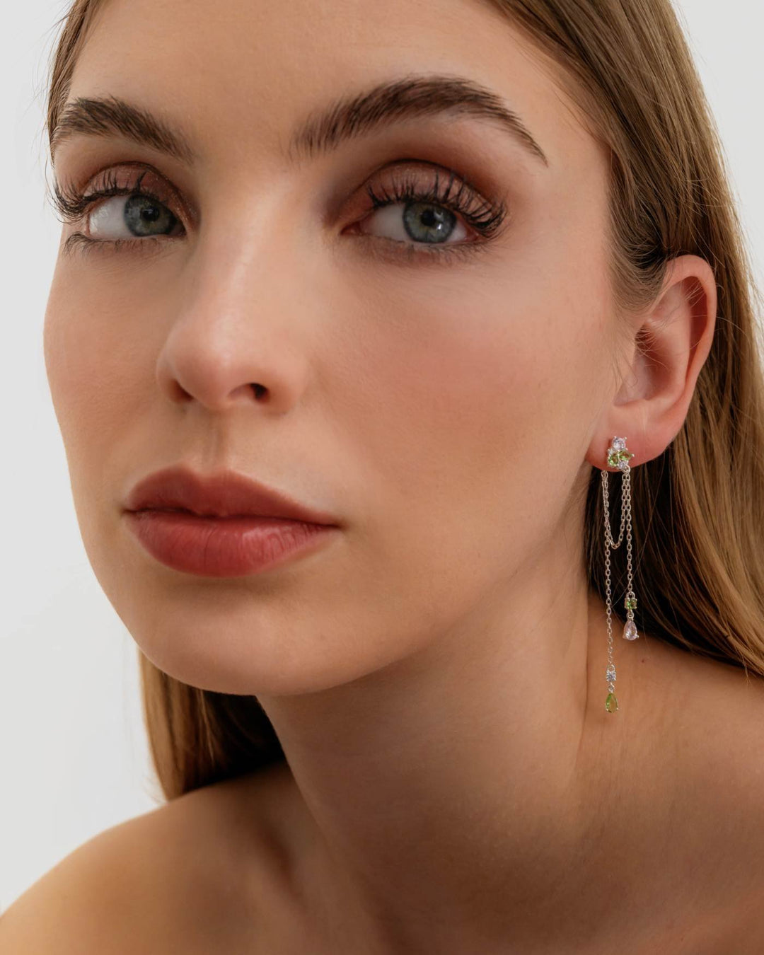 modella indossa orecchino bond fleur