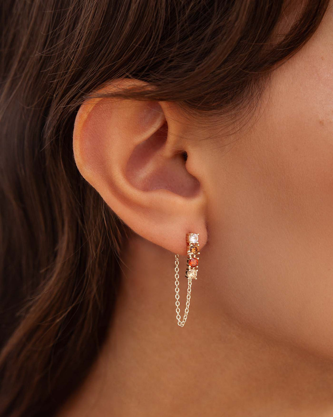 close up dell'orecchino bond light argento autunno indossato