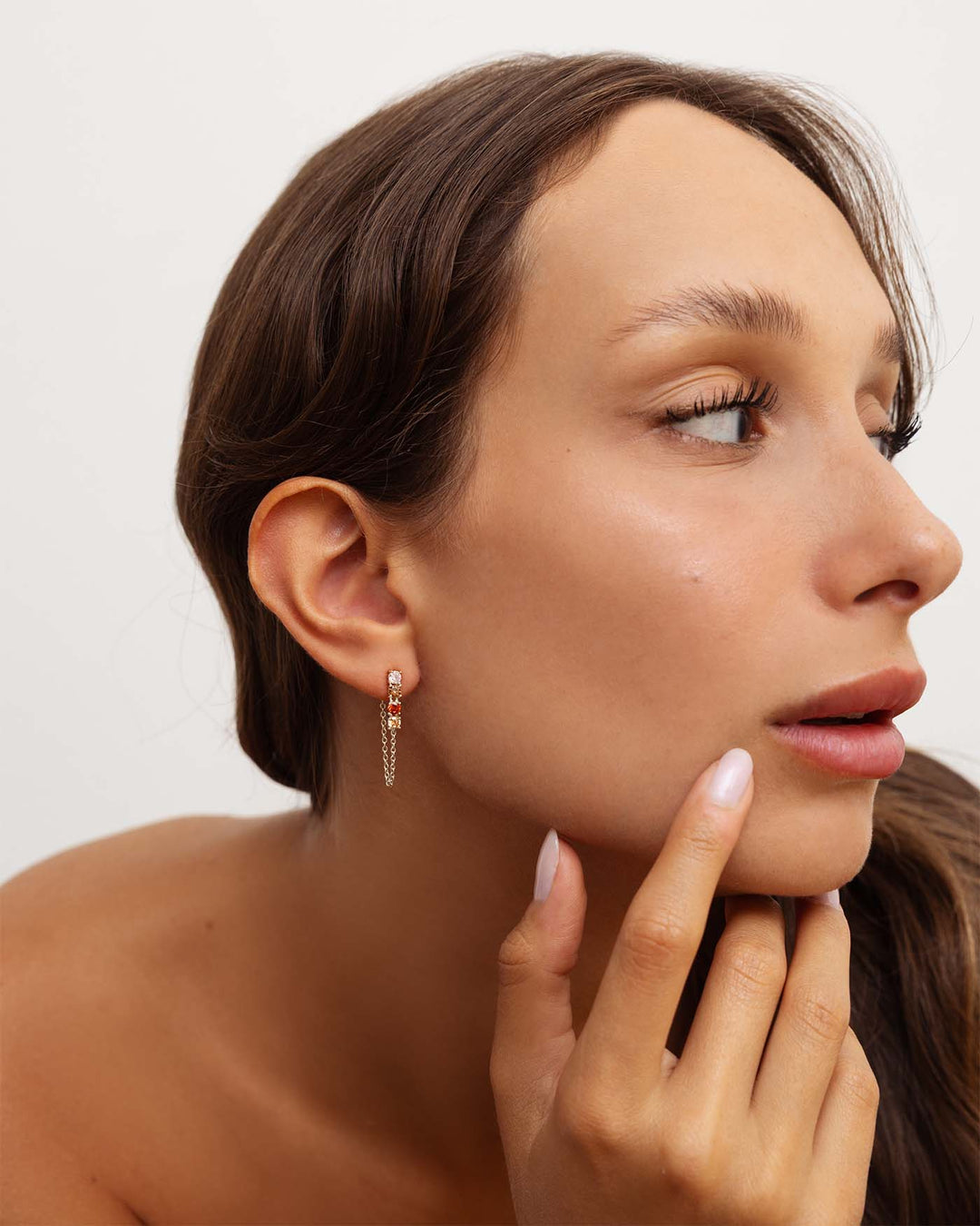 orecchino bond light argento autunno indossato su modella