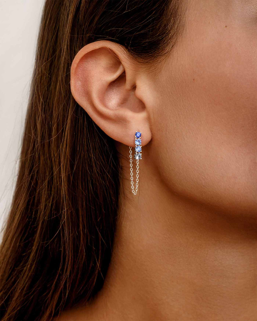 close up indossato orecchino bond light argento blu