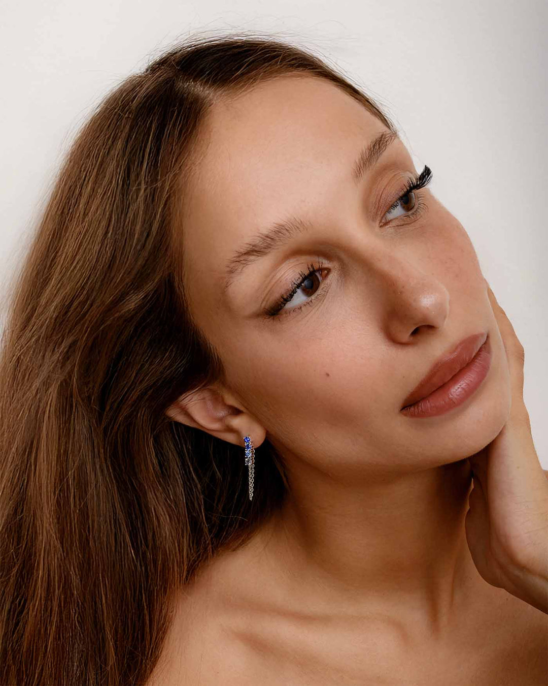 modella indossa orecchino bond light argento blu