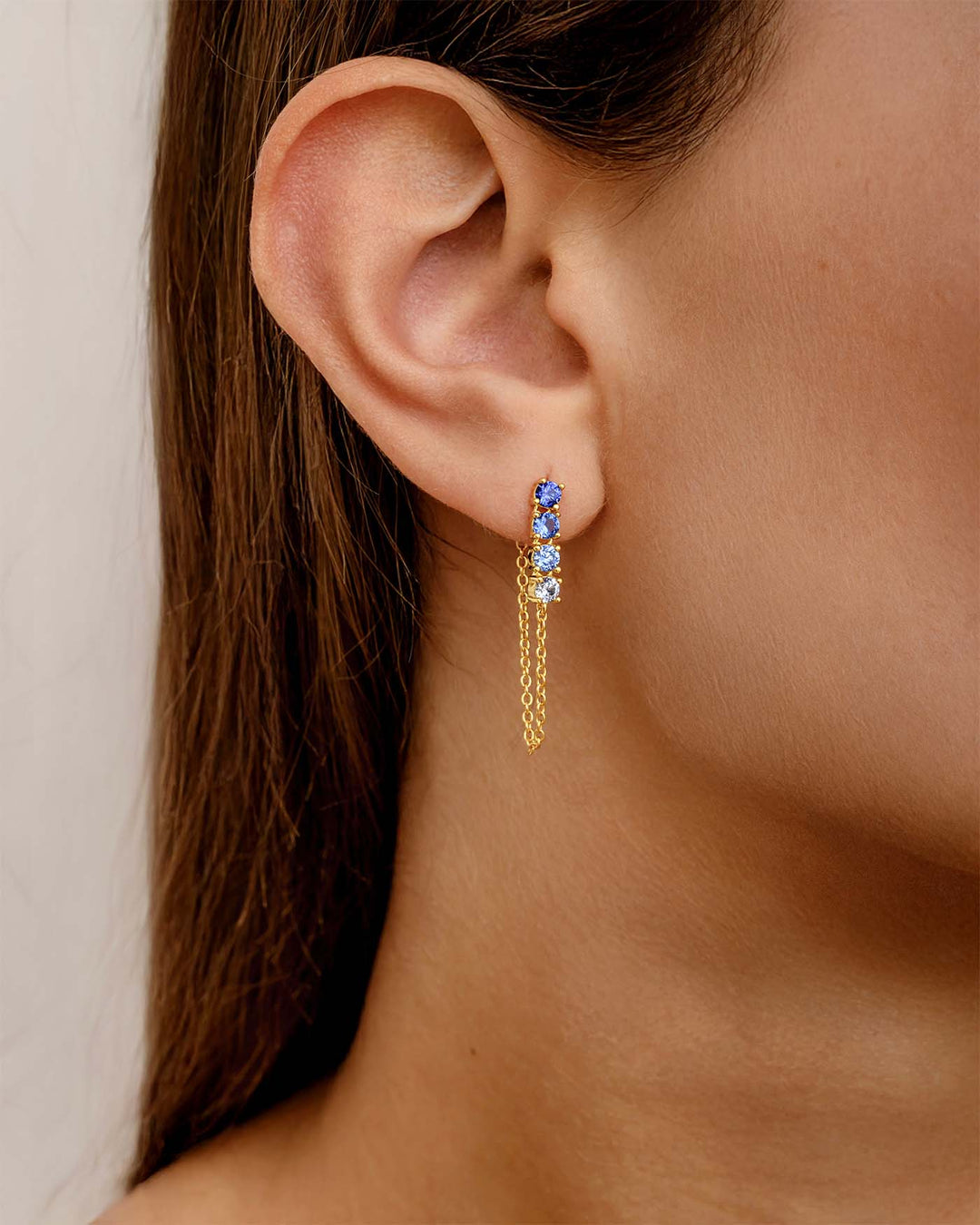 close up indossato orecchino bond light blu oro