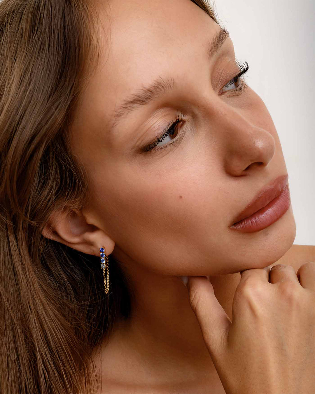 modella indossa orecchino bond light blu oro