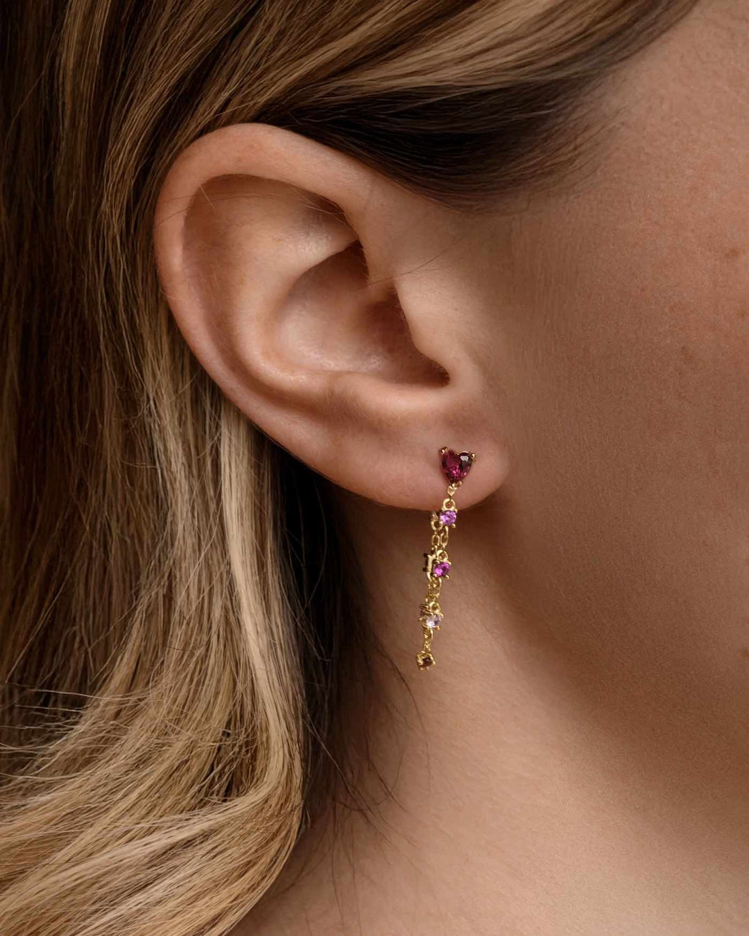 close up indossato orecchino bond love oro