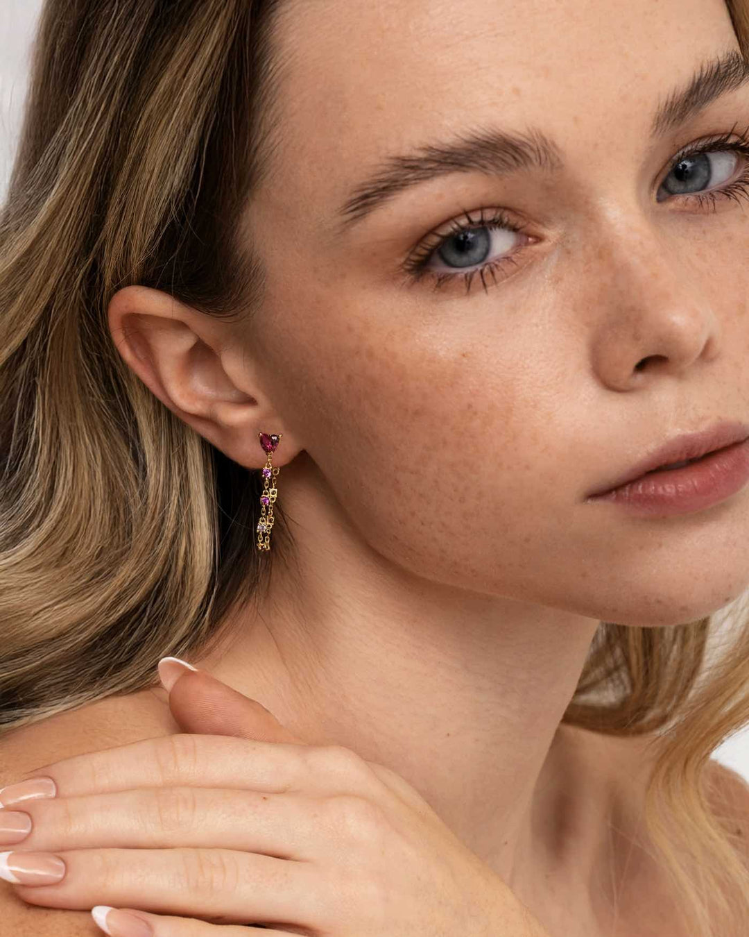 modella indossa orecchino bond love oro