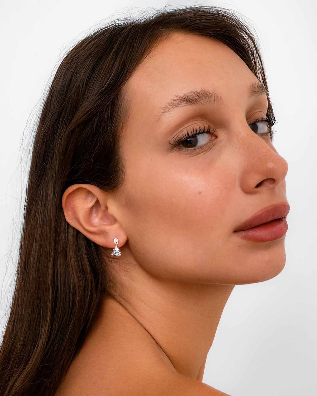 modella indossa orecchino christmas tree argento