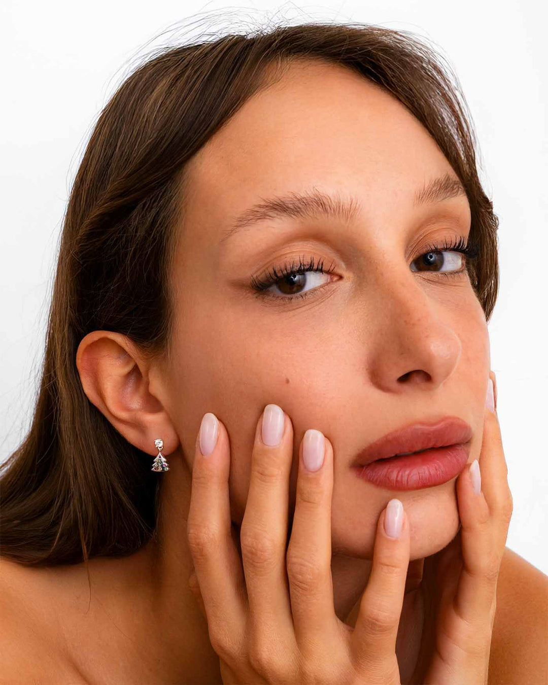 modella indossa orecchino christmas tree argento